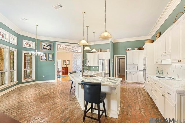 2310 Dove Hollow Dr, Baton Rouge, LA 70809