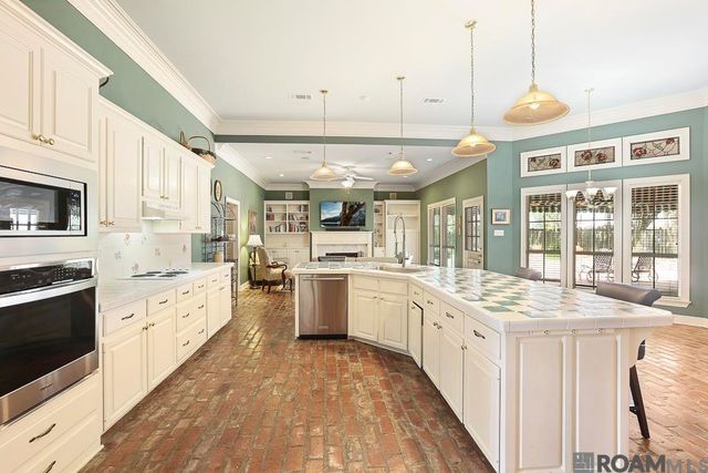 2310 Dove Hollow Dr, Baton Rouge, LA 70809