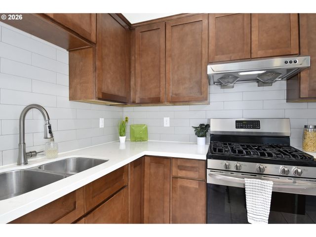 8550 Se BROOKLYN St, Portland, OR 97266