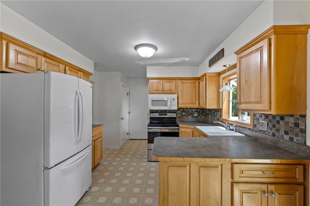 6149 Barkwood Court, Farmington, NY 14425
