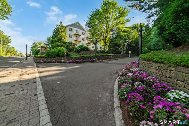 30 Schoolhouse Drive 206, West Hartford, CT 06110
