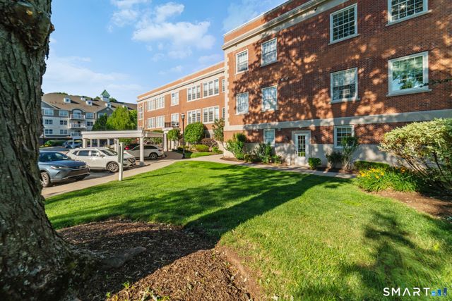 30 Schoolhouse Drive 206, West Hartford, CT 06110