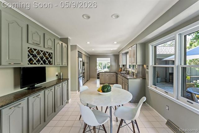 25080 Glynholm Court, Bloomfield Hills, MI 48301