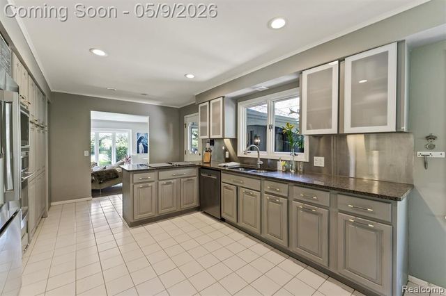 25080 Glynholm Court, Bloomfield Hills, MI 48301