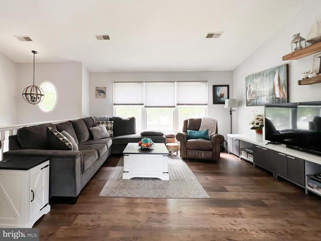 268 KESTREL DR, Falling Waters, WV 25419