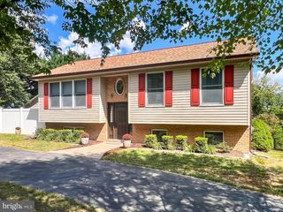 268 KESTREL DR, Falling Waters, WV 25419