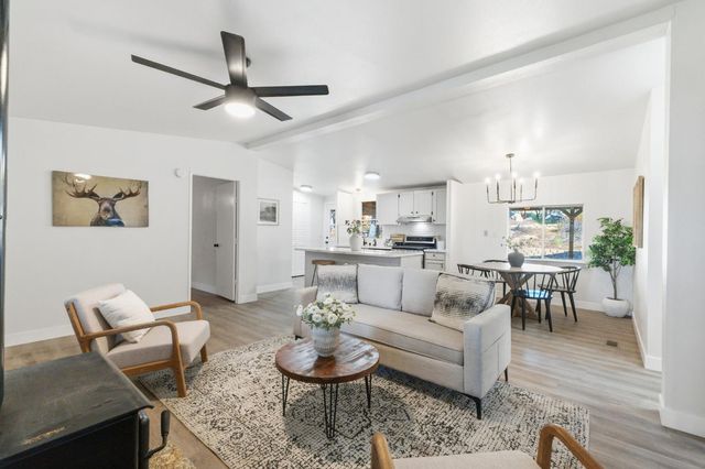 40089 John West Road, Oakhurst, CA 93644