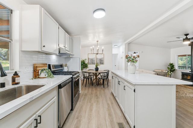 40089 John West Road, Oakhurst, CA 93644