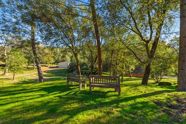 40089 John West Road, Oakhurst, CA 93644
