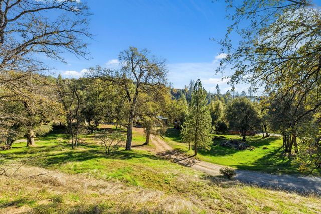 40089 John West Road, Oakhurst, CA 93644