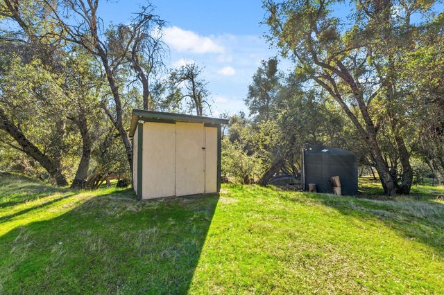 40089 John West Road, Oakhurst, CA 93644