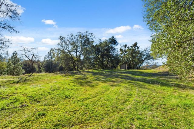 40089 John West Road, Oakhurst, CA 93644