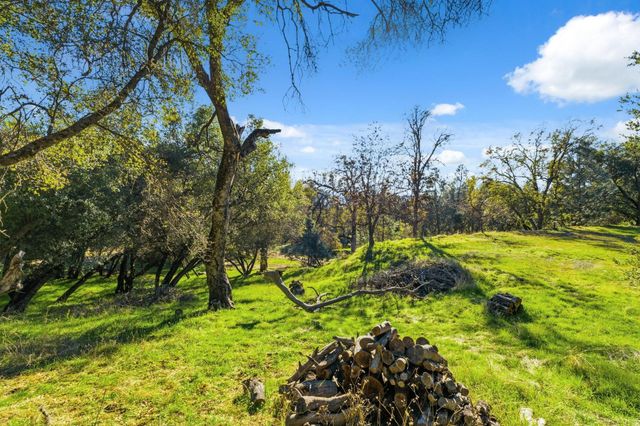 40089 John West Road, Oakhurst, CA 93644