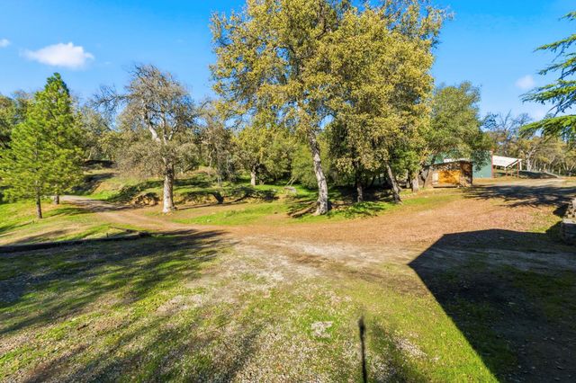 40089 John West Road, Oakhurst, CA 93644