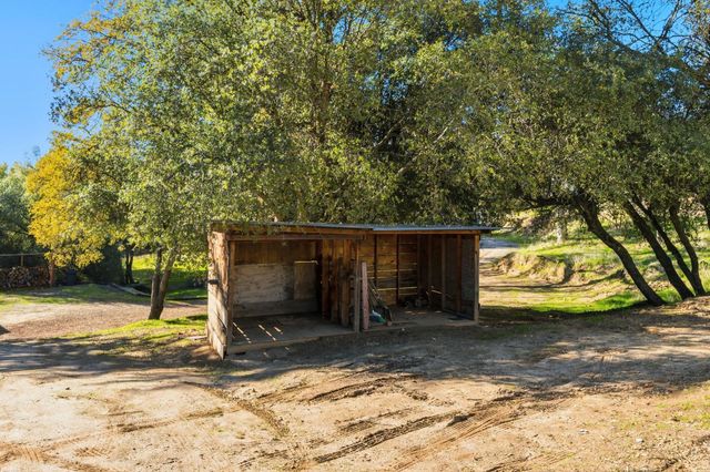 40089 John West Road, Oakhurst, CA 93644