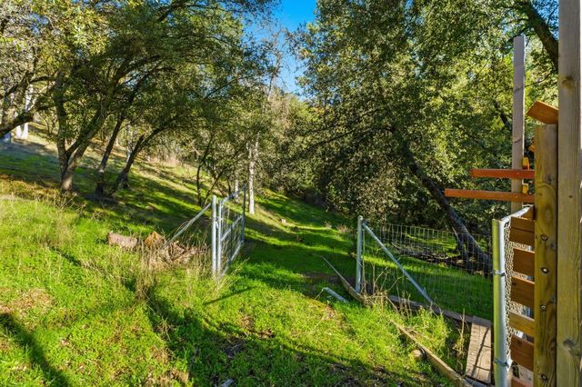 40089 John West Road, Oakhurst, CA 93644