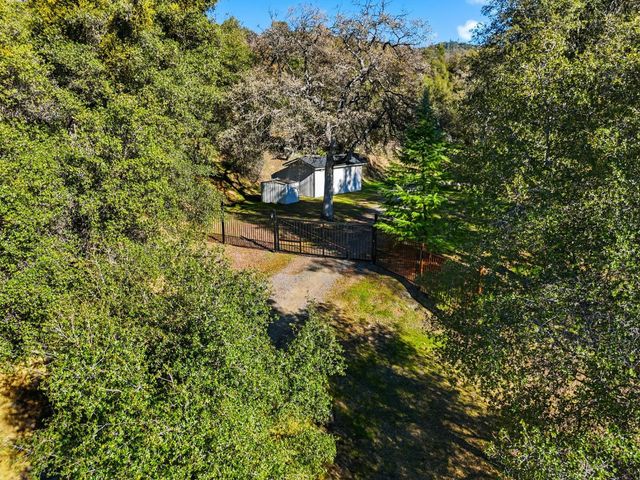 40089 John West Road, Oakhurst, CA 93644