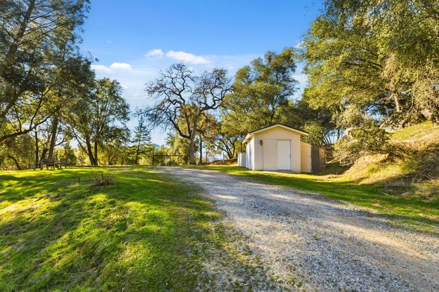 40089 John West Road, Oakhurst, CA 93644