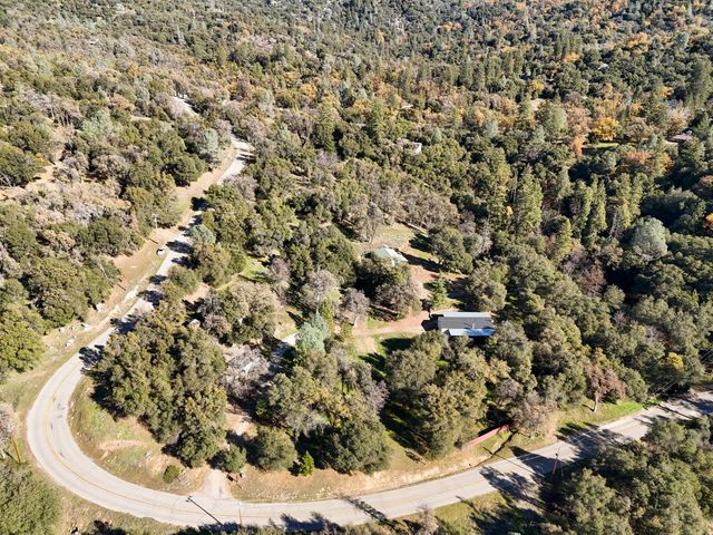 40089 John West Road, Oakhurst, CA 93644