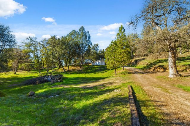 40089 John West Road, Oakhurst, CA 93644