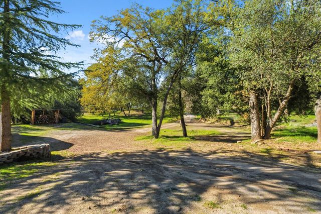 40089 John West Road, Oakhurst, CA 93644