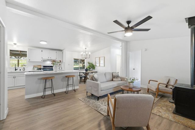 40089 John West Road, Oakhurst, CA 93644