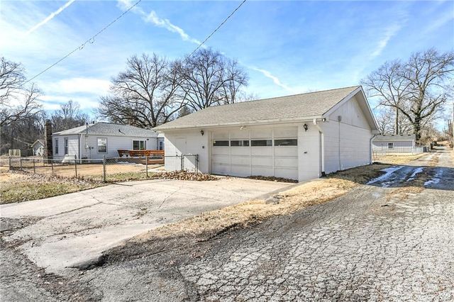 1300 Cherokee Street, Leavenworth, KS 66048