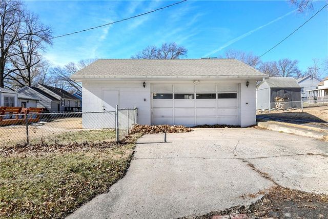 1300 Cherokee Street, Leavenworth, KS 66048