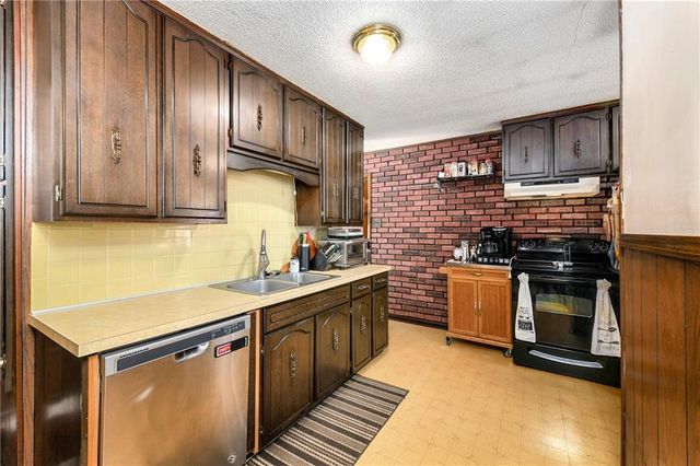 1300 Cherokee Street, Leavenworth, KS 66048