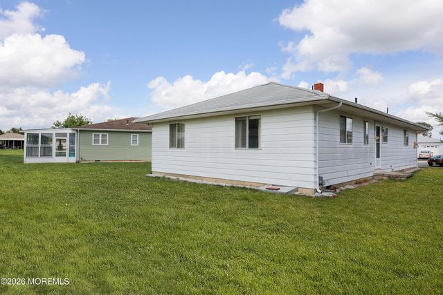 23 Capri Court, Toms River, NJ 08757