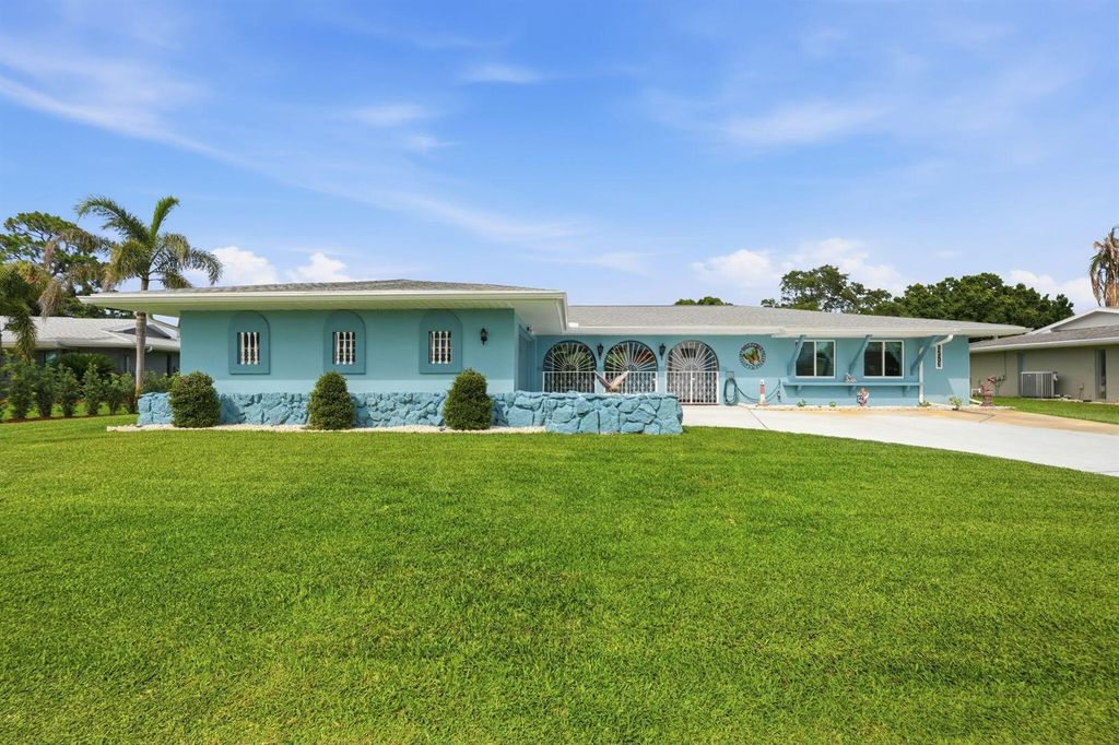 2773 SE Pine Valley Street, Port St. Lucie, FL 34952