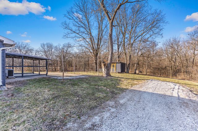 9651 E LAKE SAN-LYNN RD, Centralia, MO 65240