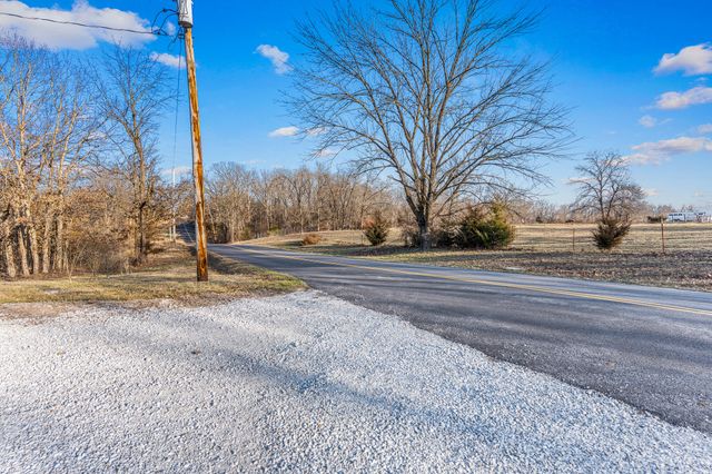 9651 E LAKE SAN-LYNN RD, Centralia, MO 65240