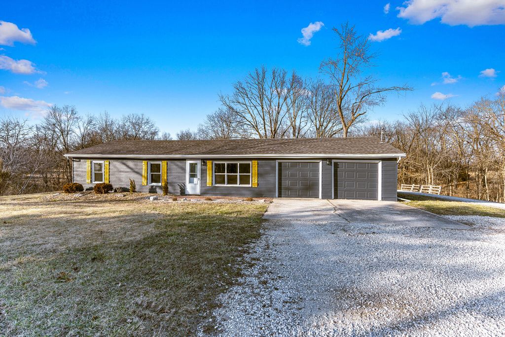 9651 E LAKE SAN-LYNN RD, Centralia, MO 65240