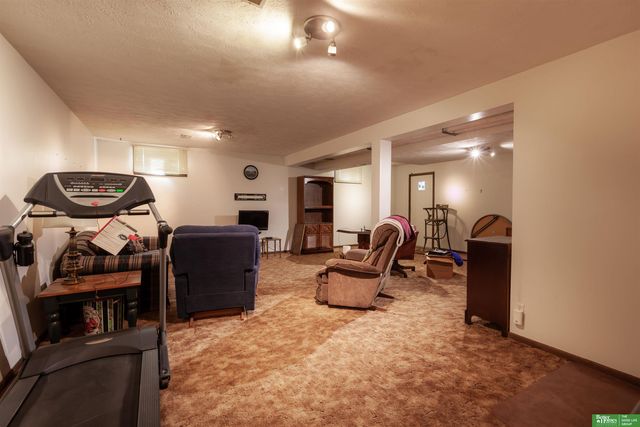 13818 Marinda Circle, Omaha, NE 68144