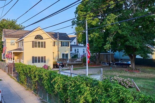 176 Coleridge St, Boston, MA 02128