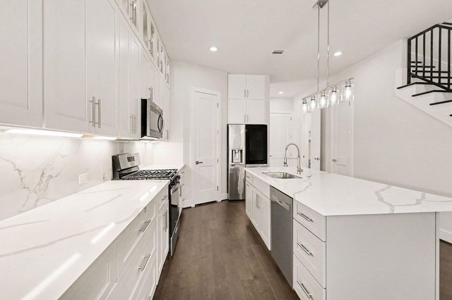 111 E 33 Street B, Houston, TX 77018