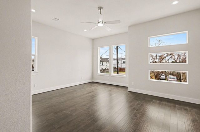 111 E 33 Street B, Houston, TX 77018