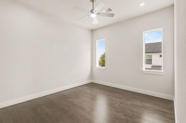 111 E 33 Street B, Houston, TX 77018