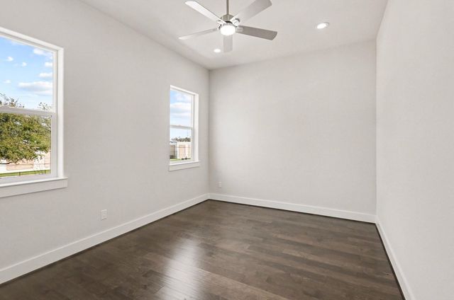 111 E 33 Street B, Houston, TX 77018