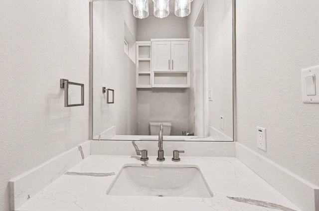 111 E 33 Street B, Houston, TX 77018