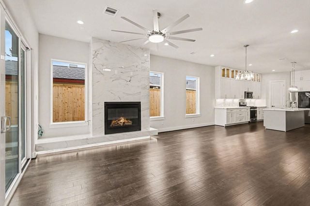 111 E 33 Street B, Houston, TX 77018