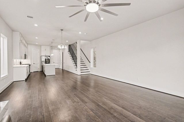 111 E 33 Street B, Houston, TX 77018