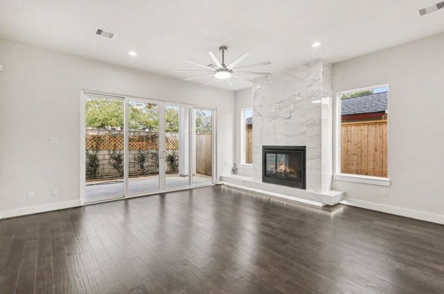 111 E 33 Street B, Houston, TX 77018