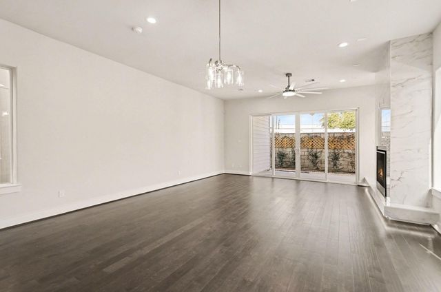 111 E 33 Street B, Houston, TX 77018