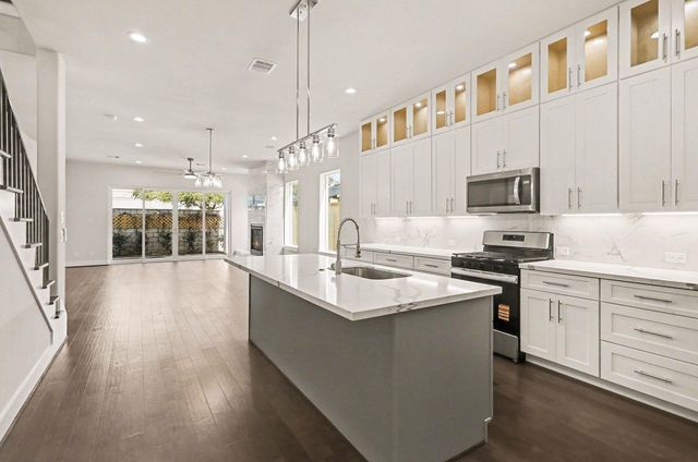 111 E 33 Street B, Houston, TX 77018