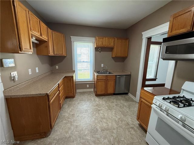 42 Paris Avenue, Akron, OH 44301