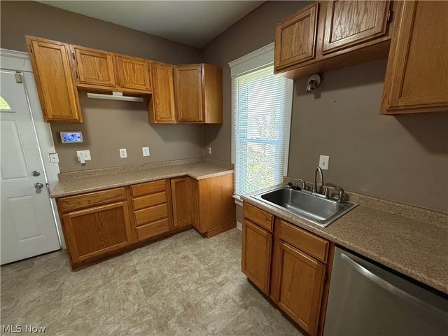 42 Paris Avenue, Akron, OH 44301