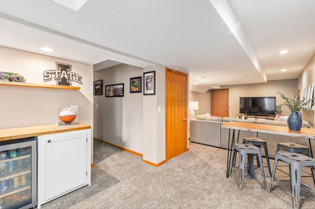 6317 NW 97th Street, Johnston, IA 50131