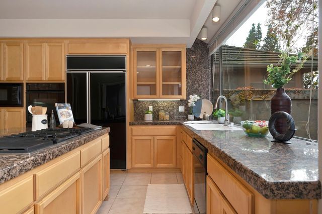 11287 Crocker Grove Ln, Gold River, CA 95670